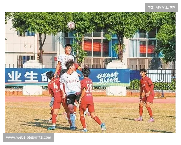草根联赛冠军球队巡游，市民沿街欢呼致敬